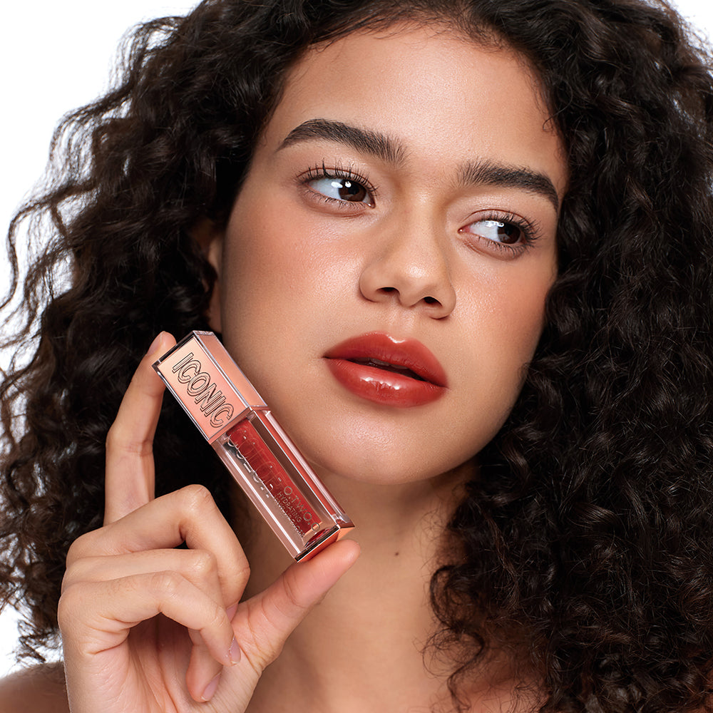 O.TWO.O Iconic Haute Hydrating Vinyl Lip Gloss – Moisturizing High-Shine Lip Gloss UAE