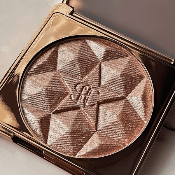 Sara Ali Cosmetics rose gold dust luminous highlighter